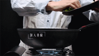 【韩式辣酱鱿鱼】倒入青椒