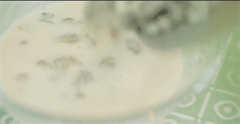 【蚝仔烙】蚝仔倒入淀粉碗