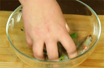 【蛋黄串串虾】搅拌腌制