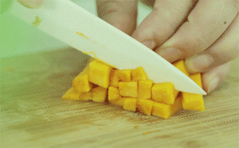 【菌菇南瓜焖饭】切南瓜丁