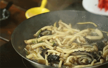 【海参蟹味菇】加入红椒