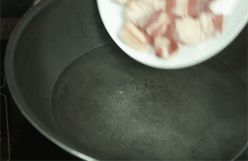 【茶树菇五花肉】焯水