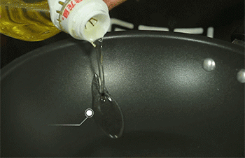 【黑椒牛仔骨】热锅起油