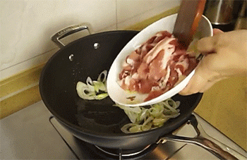 【辣白菜炒五花肉】炒五花肉