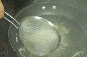 【凉拌手撕鸡丝】捞出鸡肉