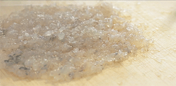 【鲜虾鸡蛋糕】剁虾泥