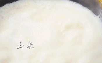 【鲜虾豆浆锅】放入食材