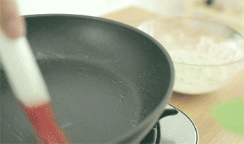 【橙香三文鱼蔬菜饼】倒入面糊