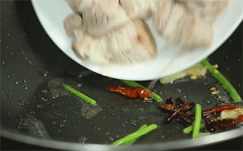 【茶树菇五花肉】加入五花肉