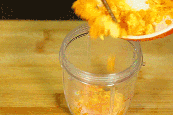 【蛋黄串串虾】蛋黄打成泥