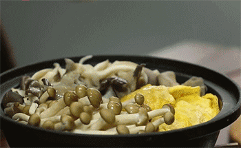 【菌菇蛋饺煲】加入高汤