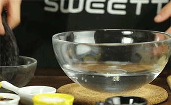 【葱烧海参】清洗海参