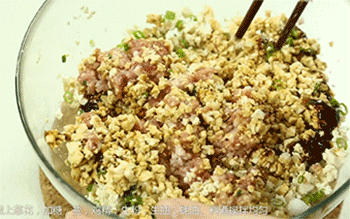 【肉汁豆腐煎饺】搅拌
