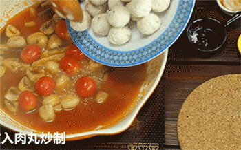 【茄汁鸡肉丸】加入肉丸