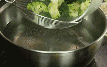 【海参蟹味菇】西兰花焯水