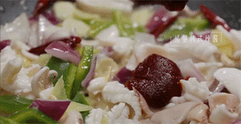 【韩式辣酱鱿鱼】放入辣椒酱