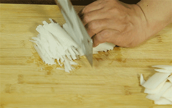 【腊味萝卜糕】萝卜切丝