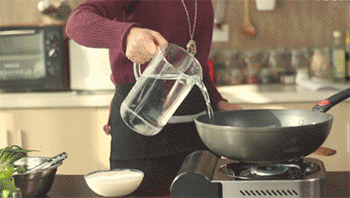 【清毒利湿鲫鱼汤】放入辅助食材