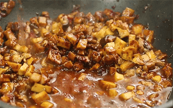 【五福肉酱】加入清水