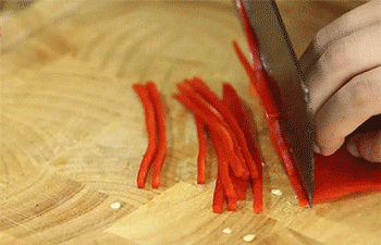 【海参蟹味菇】红椒切丝