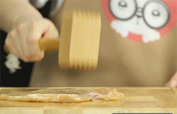 【咖喱鸡排饭】敲打鸡胸肉