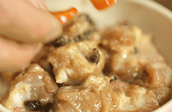 【豉油蒸排骨】加入红椒