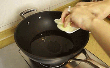 【辣白菜炒五花肉】爆香大葱