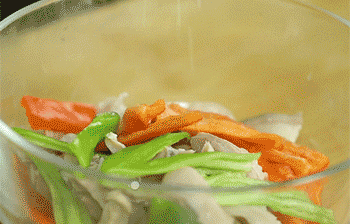 【五彩辣猪肚】调味