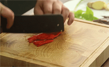 【虾爆鳝】红椒切片