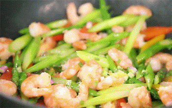 【芦笋炒虾】放葱末