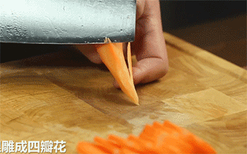 【双鲜金钱肉丸汤】胡萝卜雕花