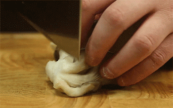 【菌菇蛋饺煲】蟹味菇去根