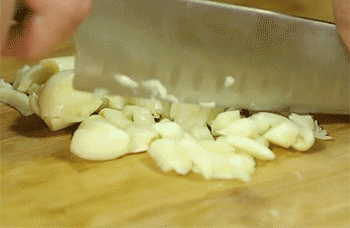 【蒜蓉粉丝虾】蒜切末