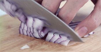 【陈香卤肉饭】洋葱切丁