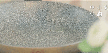 【蚝仔烙】蚝仔糊入锅