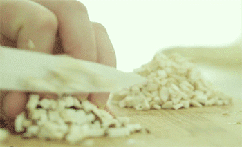 【菌菇南瓜焖饭】切香菇丁