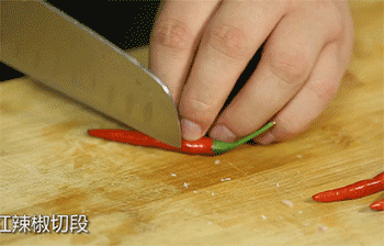 【干锅花菜】红辣椒切段