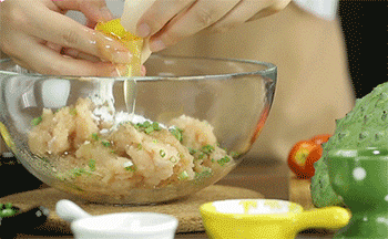 【茄汁鸡肉丸】加入蛋清