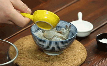 【宫爆虾球】调味