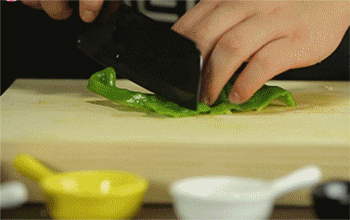 【孜然面筋】青椒切块