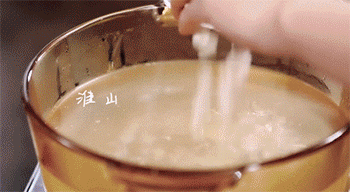 【花胶炖猪骨】放入食材炖