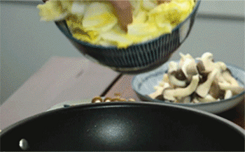 【菌菇蛋饺煲】加入娃娃菜