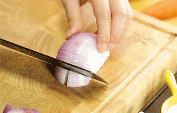 【咖喱鸡排饭】洋葱切块