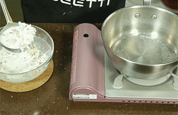 【腊味萝卜糕】萝卜馅入锅