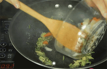 【糖醋藕丁】加入藕、胡萝卜