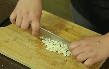 【凉拌手撕鸡丝】蒜切沫