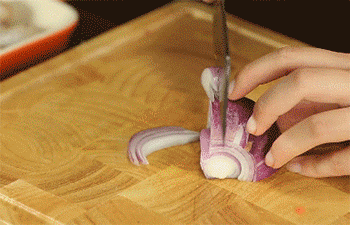 【芝士鸡翅包饭】洋葱切碎