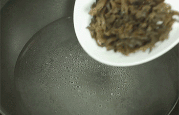 【凉拌手撕鸡丝】焯水