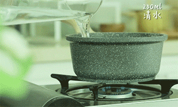 【菌菇南瓜焖饭】加水和米饭