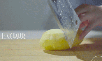 【土豆红烧肉】切土豆
